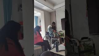 girl in wheelchair 這是我的好朋友,周末我們經常在一起玩。她是一名脊髓損傷患者。曾經也是一