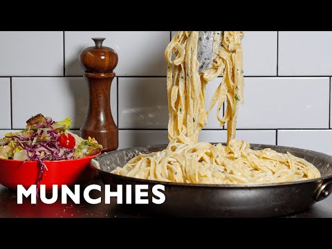 Olive Garden-Style Fettuccine Alfredo With Garlic Bread