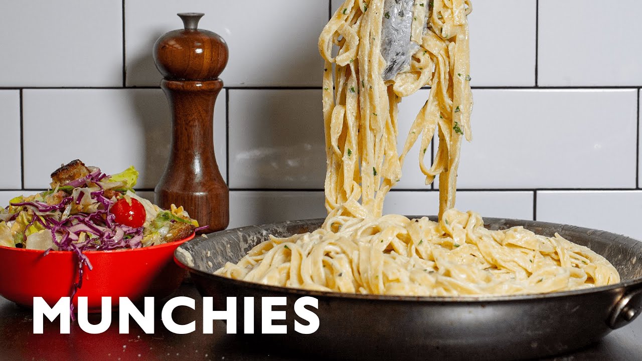 Olive Garden-Style Fettuccine Alfredo With Garlic Bread | Munchies