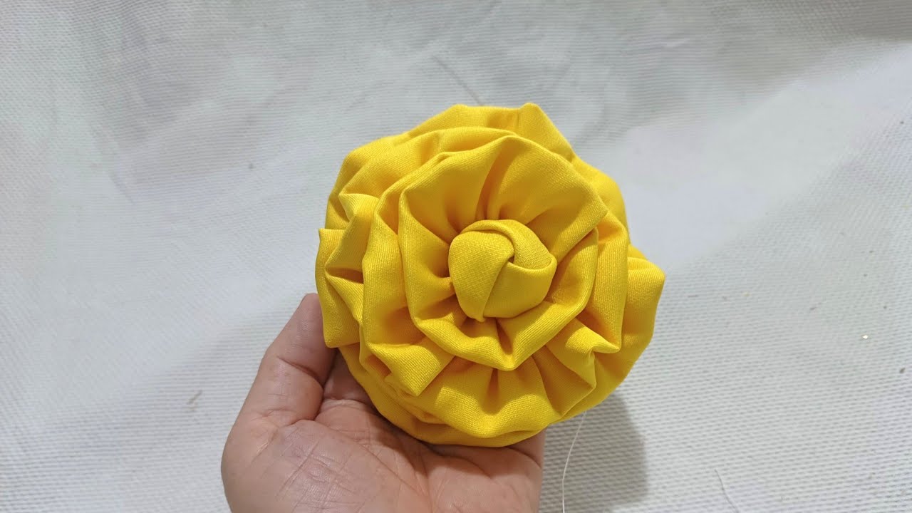 como fazer flor com uma tira de tecido,flores de tecido #artesanato #tutorial #fabricflower #diy