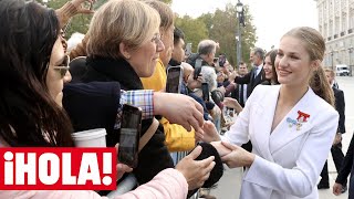 La Familia Real se salta el protocolo para saludar a todos los que aguardaban en el Palacio Real