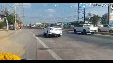 Man rijdt met lekke band in auto en schuurt velgen kapot || ViralHog