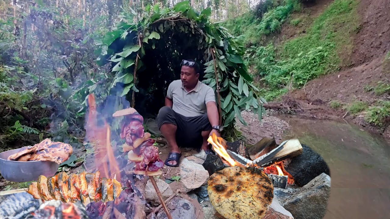 SOLO Survival Building Bushcraft Near Ricer Cooking Bread Chicken Pota kalija with Potato Over Fire