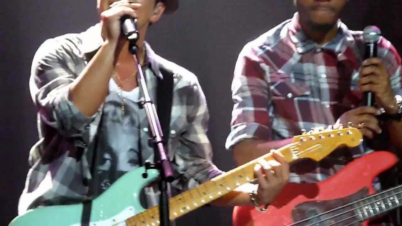 Bruno Mars - Please Say You Want Me & Marry You - live Manchester 2 november 2011 - HD Bruno Mars - Please Say You Want Me & Marry You - live Manchester 2 november 2011 - HD