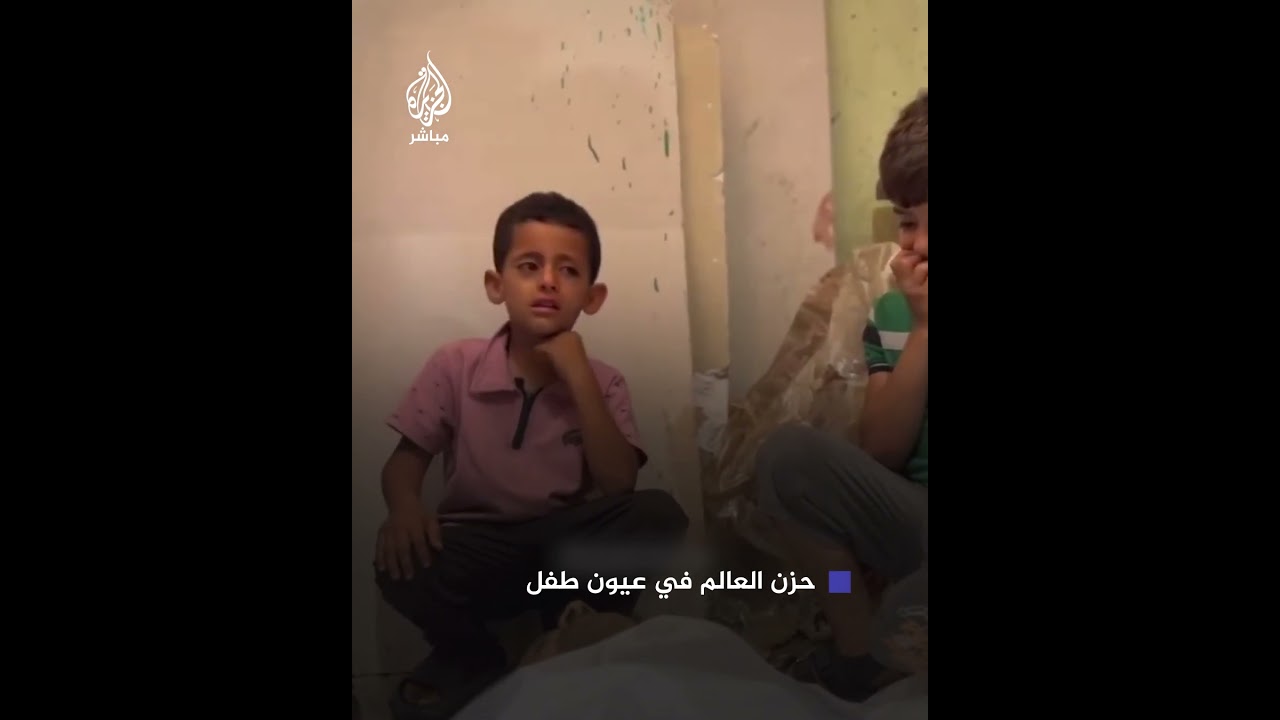 عينان باكيتان وقلب مكسور.. طفل فلسطيني يودّع والده الشهــيد في #رفح