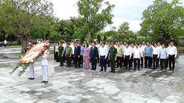 Các đồng chí lãnh đạo Đảng, Nhà nước và lãnh đạo tỉnh dâng hương tưởng niệm các Anh hùng liệt sĩ