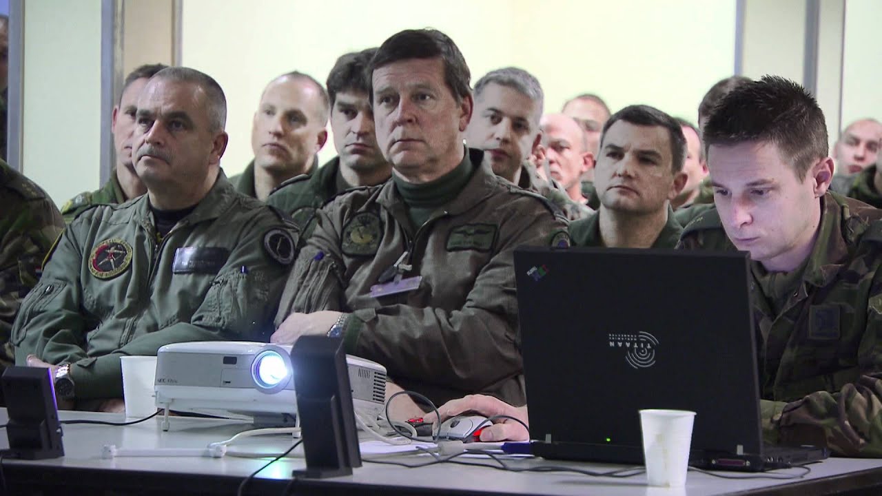 Helikopters vullen brandstof- en munitievoorraad aan tijdens HWIC