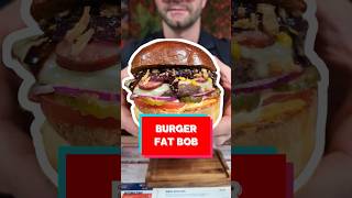 Fat BOB, burger z grillowaną kiełbasą, karmelizowaną cebulą I sosem barbecue