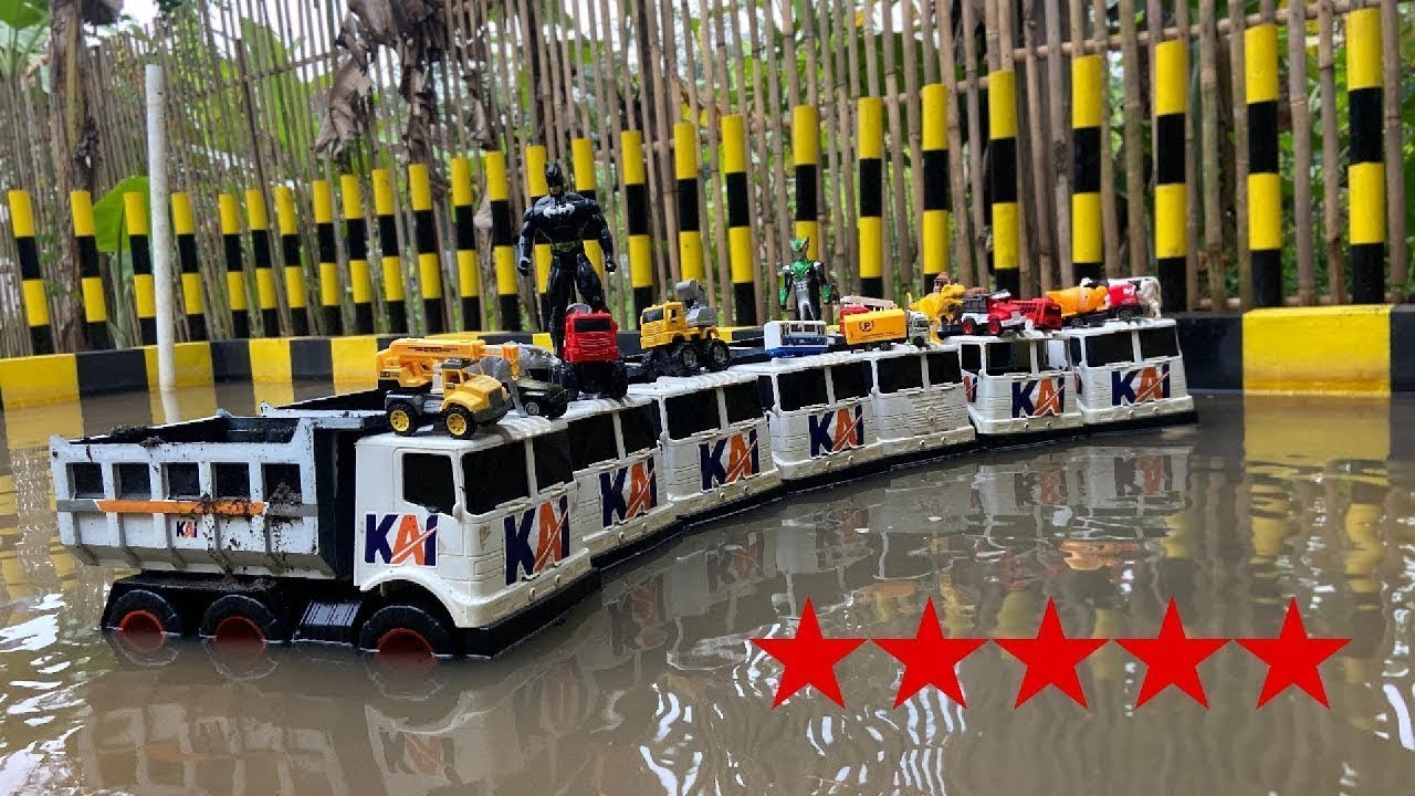 Cleaning KAI Kereta Api, Tayo, Tronton Trucks and Finding Miniature Train Toys