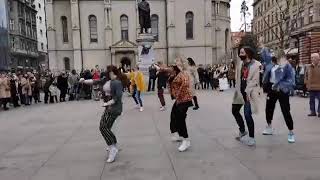 Flash mob iznenadio prolaznike na Cvjetnom trgu