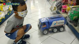 Anak Kecil Beli Mainan - Truk Oleng Pertamina Waran Biru