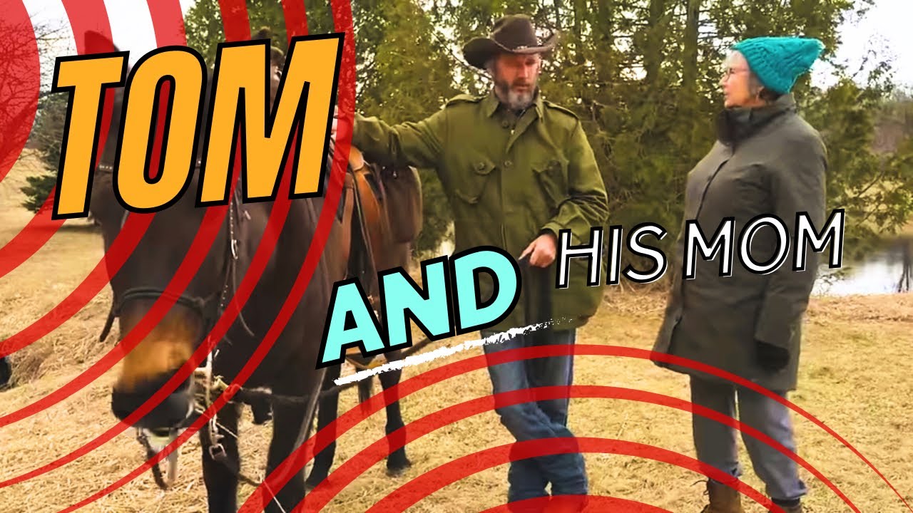 Том Грин проводит время со своей мамой, мулом и собакой дома