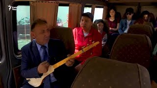 картинка: Маршруткада комуз черткен жыгач уста