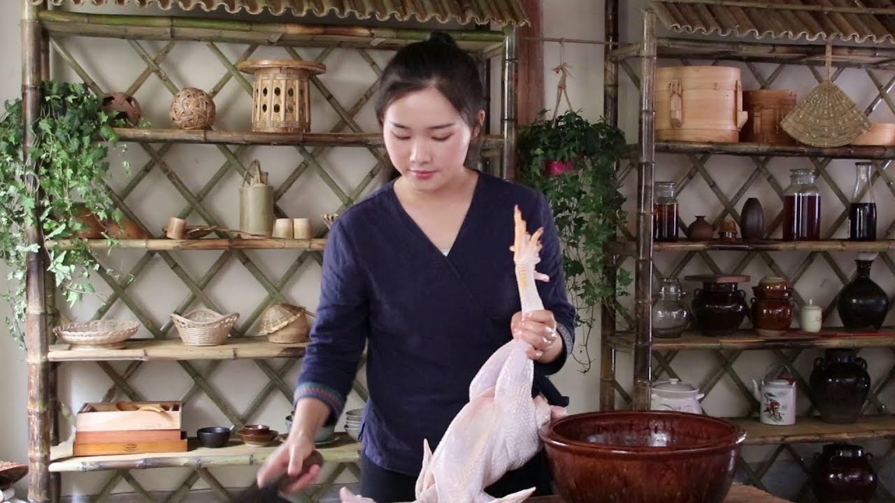 雲南美食 台北 Zhanyi Chili Chicken. As a fragrant and spicy dish, it is a cure for bad appetite in summer.