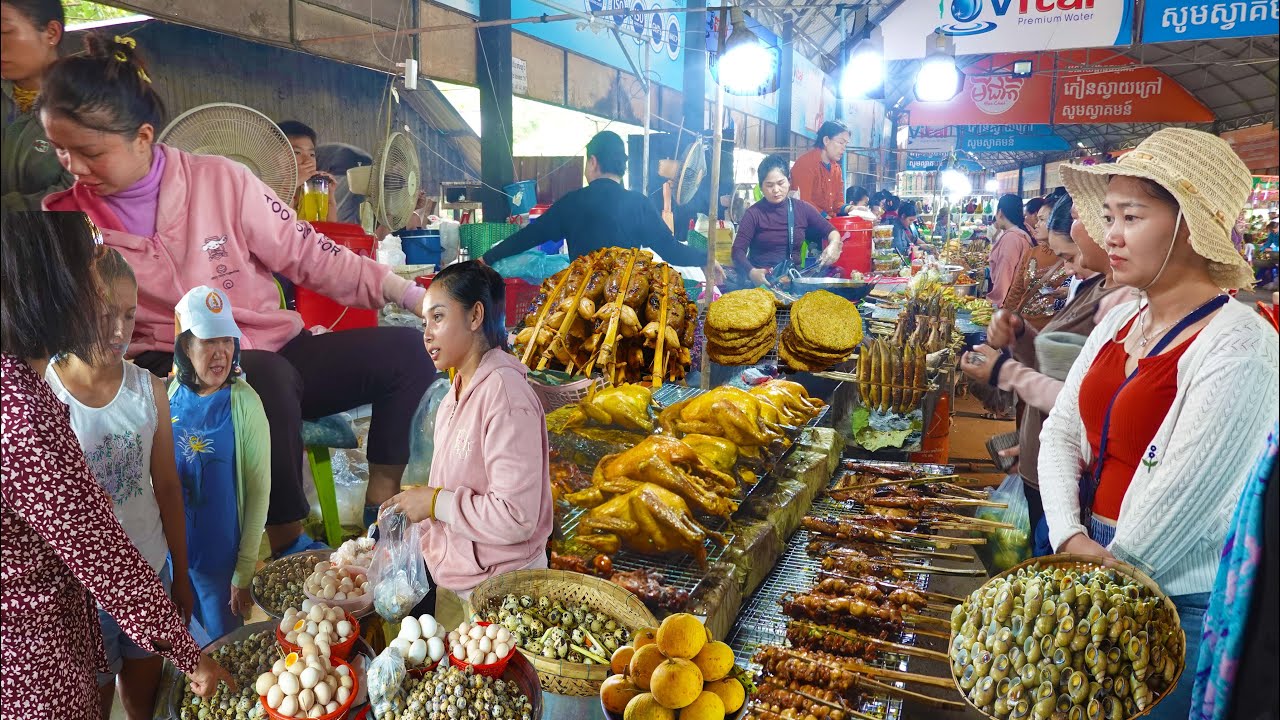 Популярная уличная еда в камбоджийской деревне на курорте Kien Svay Resort по выходным