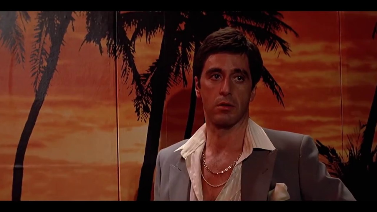 Scarface (1983) - Chicas, champagne, flash.