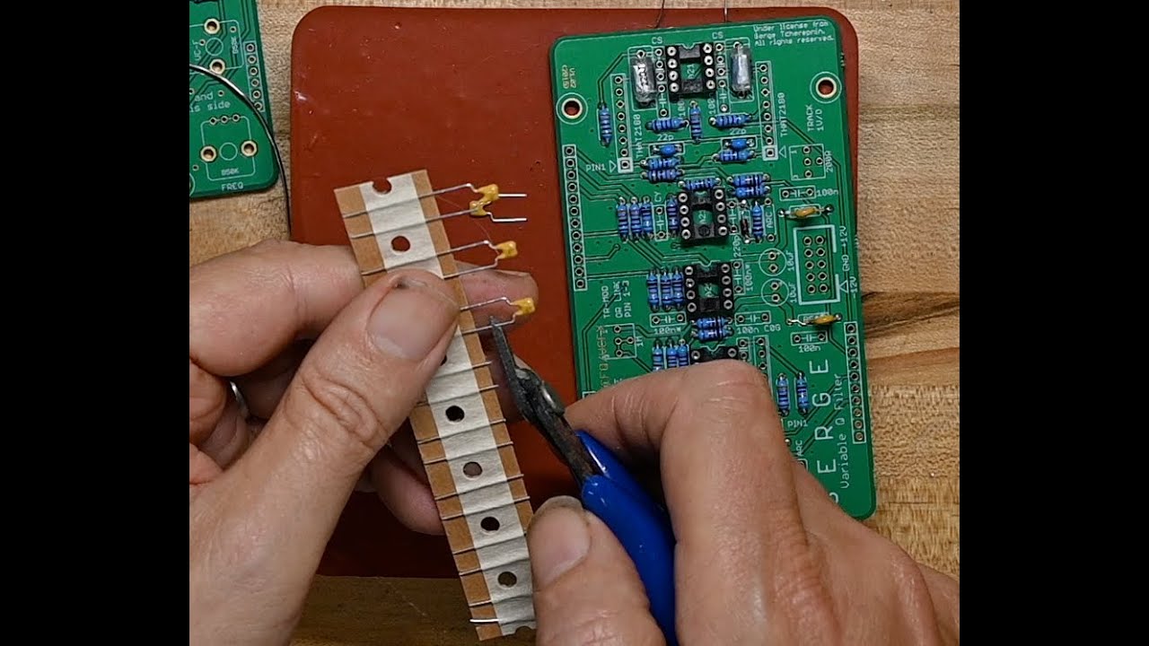 C.K. builds a VCF-Q from Random Source/Serge eurorack - YouTube