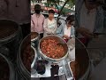 Selling braised pork knuckle rice at a stall makes money.