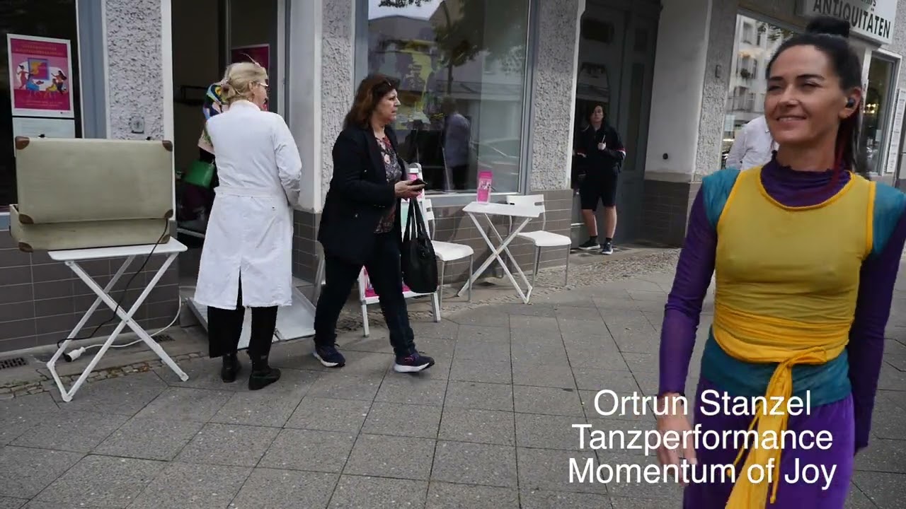 Kurzversion Performativer Ausstellungsaufbau am 11.09.2024 in der Galerie GEDOK Berlin