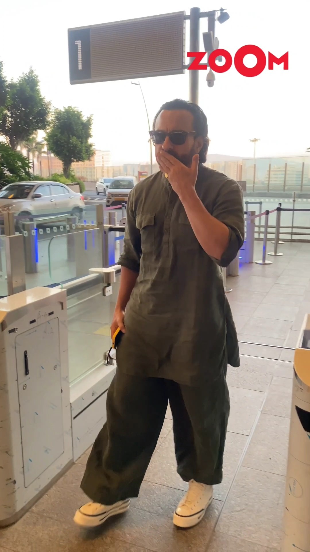 Saif Ali kHan BLOWS flying kiss to the paps as SPOTTED at the airport ? #saifalikhan #shorts