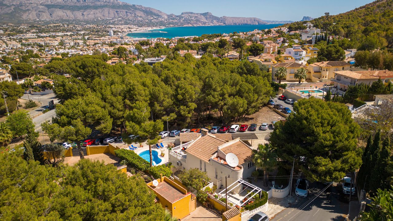 Large, beautiful villa on a corner plot in Albir YouTube