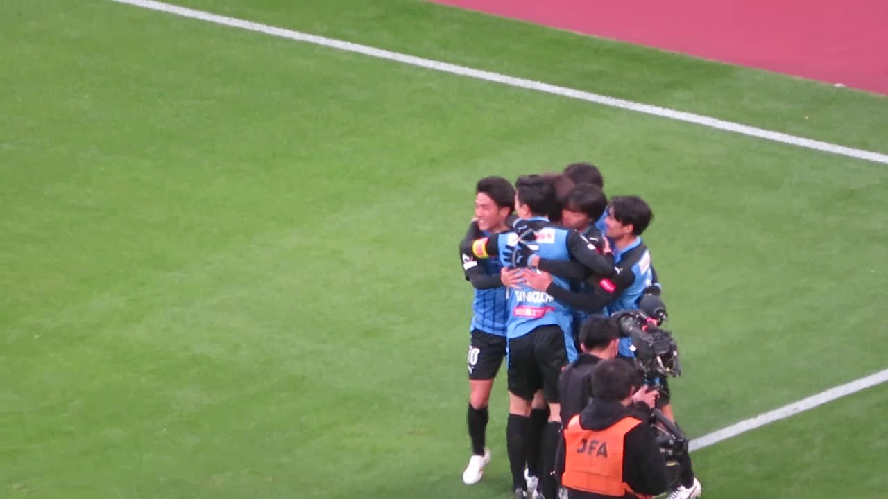 天皇杯決勝】三笘薫の決勝ゴール後の光景、ベンチで中村憲剛の歓喜の姿