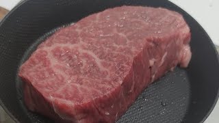 肉を焼く