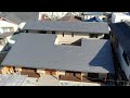 【完成建物】光溢れる、中庭を囲む家・平屋に見える大屋根・シラス壁と木格子の佇まい。