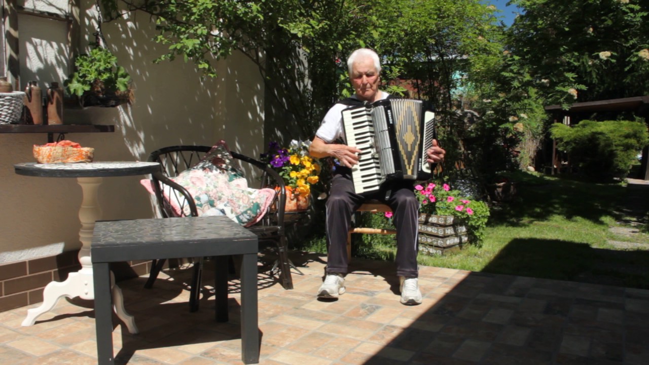 Jan Bułczyński gra na akordeonie