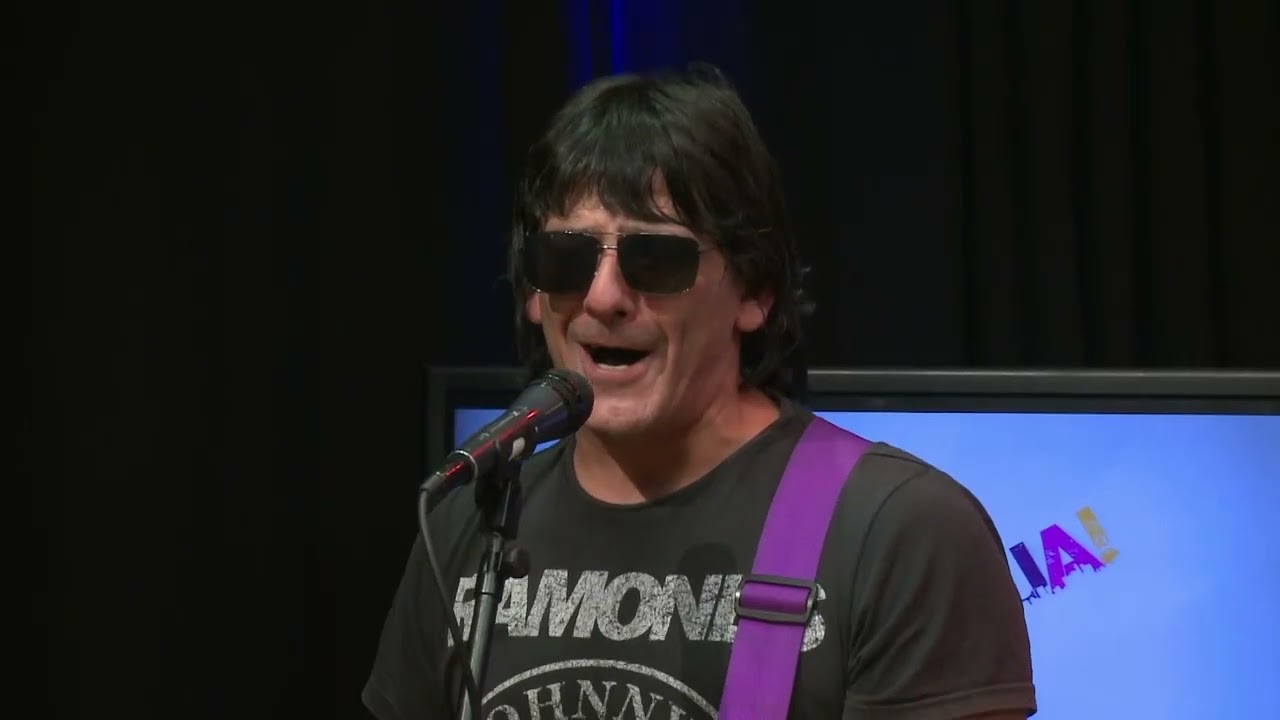 Quebraditos - "Entre Botellas"  En vivo en Mete Púa Tv (Canal á)