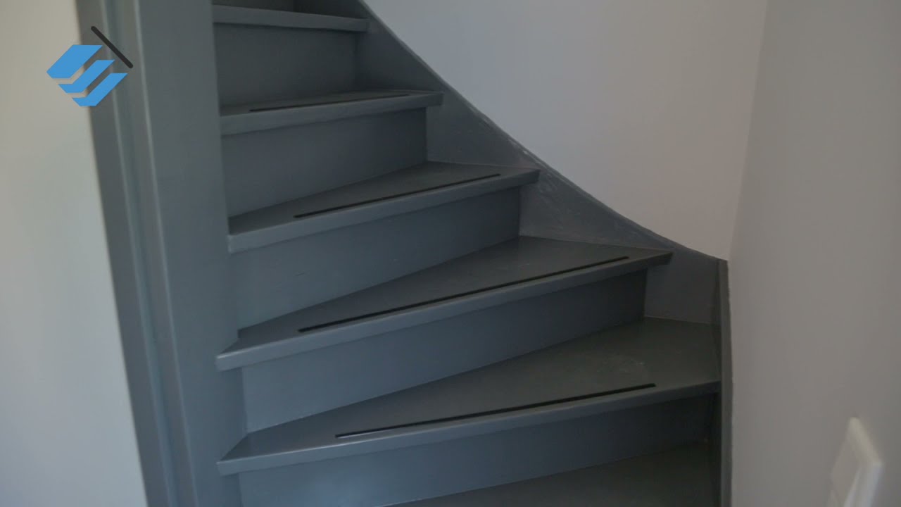 Inmeten volledig gebogen trapleuning