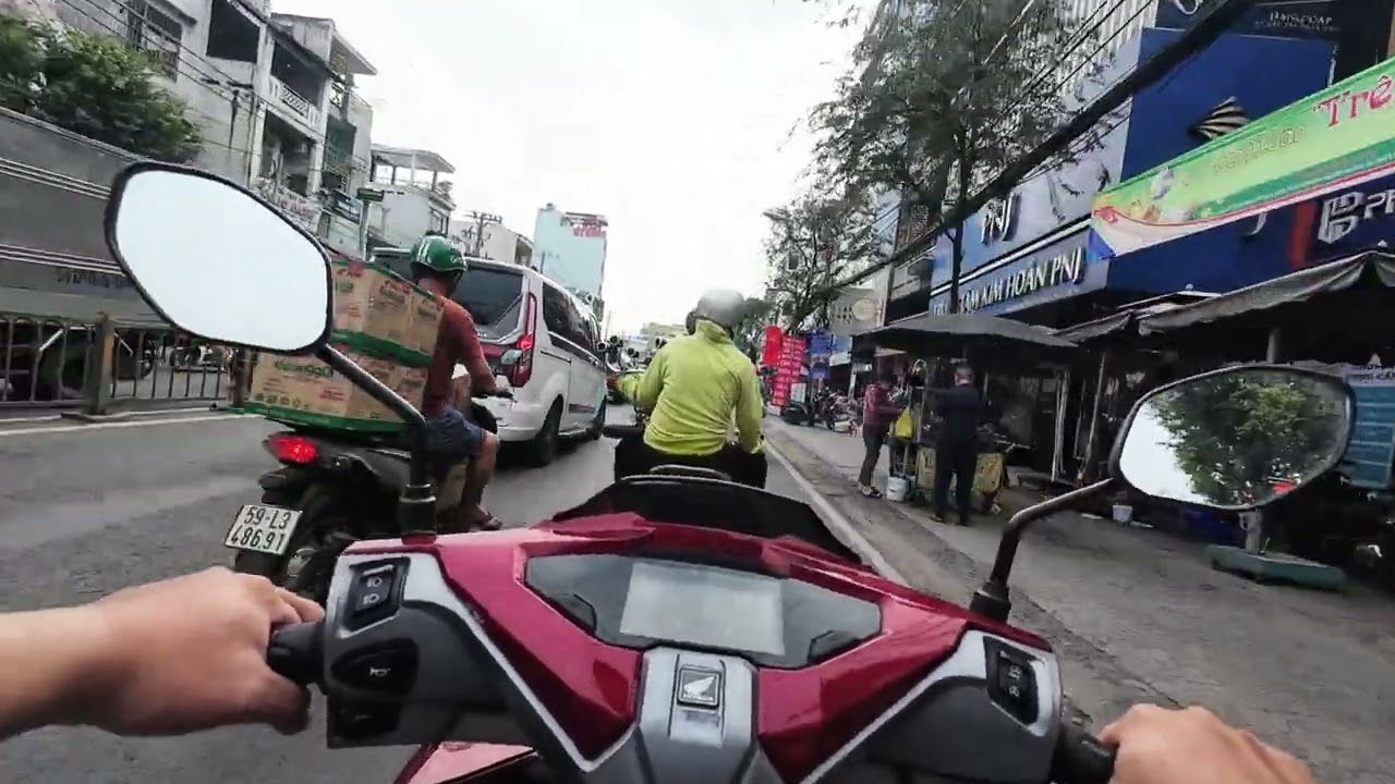 Đi chợ hoa Tết 2026 với ông ngoại