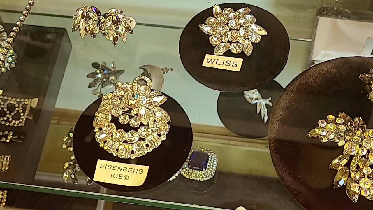 I FOUND THE BEST VINTAGE JEWELRY STORE! THIS PLACE STOCKED FULL OF