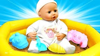 Беби Аннабель играет в песочнице. Куличики для куклы Анабель - Мультики для девочек Как Мама