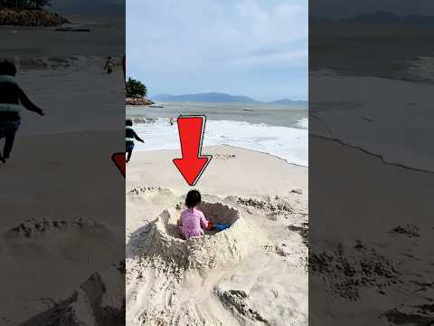 esta niña se puso TRISTE cuando una ola destruyo su castillo de arena