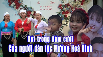 Hát tiếng tiếng Mường trong đám cưới của người dân tộc Mường ở Hoà Bình