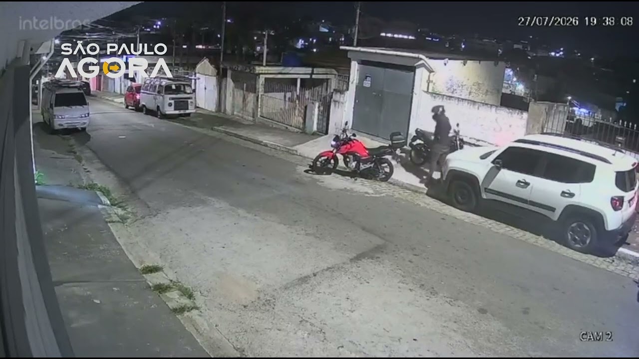Moto é furtada por criminosos na Vila Nova Cachoeirinha; ação foi registrada por câmera de segurança