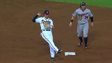 ATL@MIN: Freeman makes a nice play on a bunt