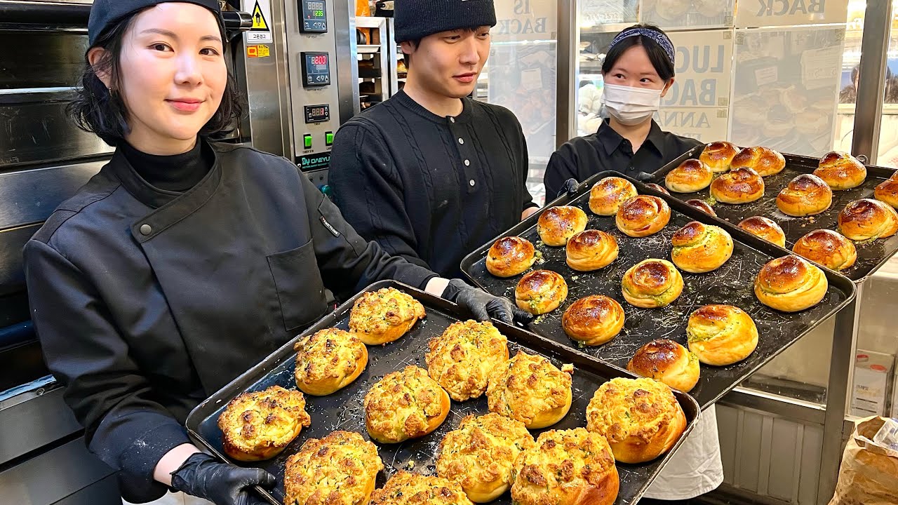 Легендарный корейский сладкий чесночный хлеб в Сеуле! Люди стоят в очереди за 3 часа до открытия