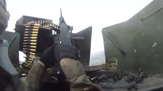 Украинский военный стреляет из американского пулемета M2 brauning.