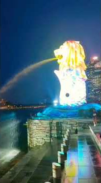 suasana saat menjelang malam hari di kawasan merlion park singapura