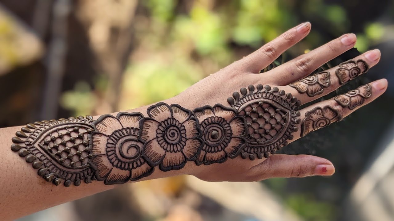 Trendsetting mehndi designs for the wedding season