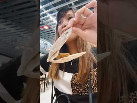 SHORT MUKBANG OF GIANT SCALLOPS AND LIVE SQUID AT GARAK MARKET SEOUL SOUTH KOREA 🇰🇷