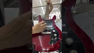 Ampegもエレキギター作ってたんですね⁉︎多分AMG-1でしょうか?検索してもあまり出てきませんでしたがP-90?っぽいピックアップと相まって中低域の図太いサウンドがめちゃいいです✨