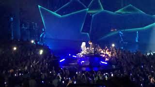 Lady Gaga and Bradley Cooper perform Shallow live in Vegas