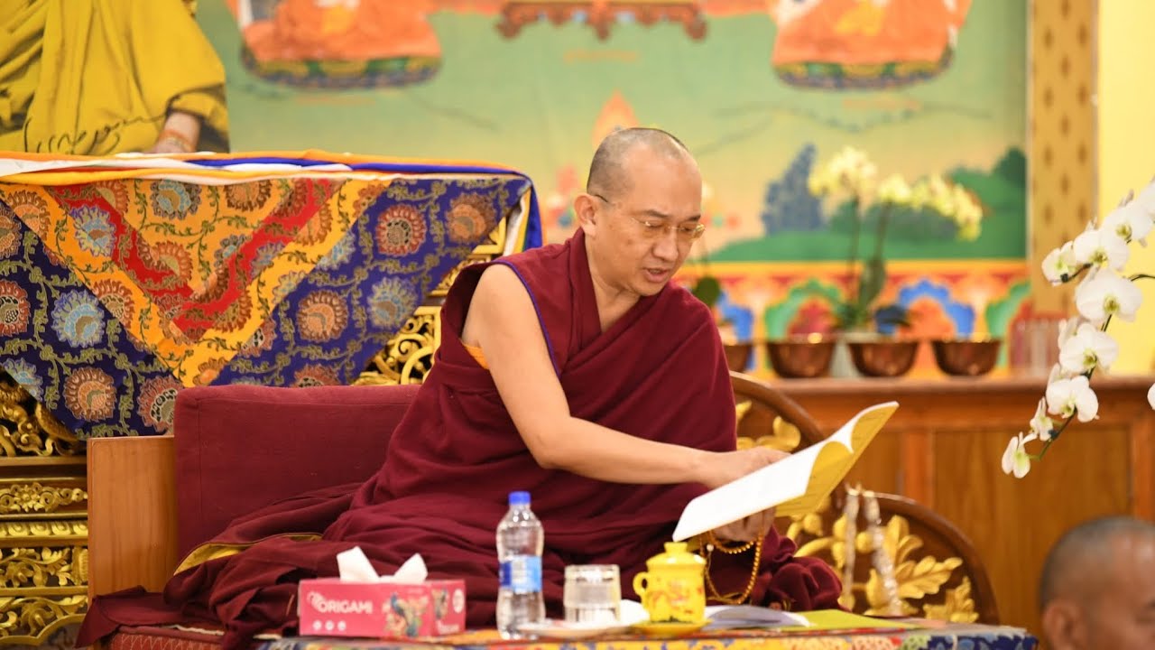 མདོ་སྔགས་གཉིས་ཀྱི་གཞུང་ཆེན་ཁག་གི་དཀའ་གནས་གསེད་བཀྲོལ་གྱི་བགྲོ་གླེང་ཆེན་མོ་ཚོགས་བཞིན་པའི་བརྙན་ཐུང་།