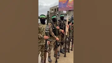 عناصر من حماس يعرضون أسلحة إسرائيلية حصلوا عليها أثناء الحرب 