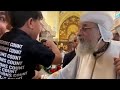 طفل بينده علي قداسة البابا تواضروس شاهد رد فعل البابا الأبوة والحنية كلها 