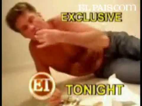 David Hasselhoff eating an hamburguer