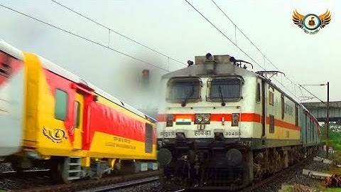 Superfast Express 12304/Poorva Express via Patna (PT) With yellow color EOG Capture in Rainy day